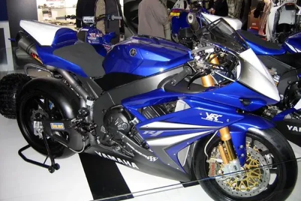 2025 Yamaha R1 Race