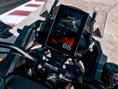 2025 KTM 1390 Super Adventure S EVO - photo 3