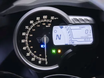 2026 Triumph Thruxton 400 - photo 2