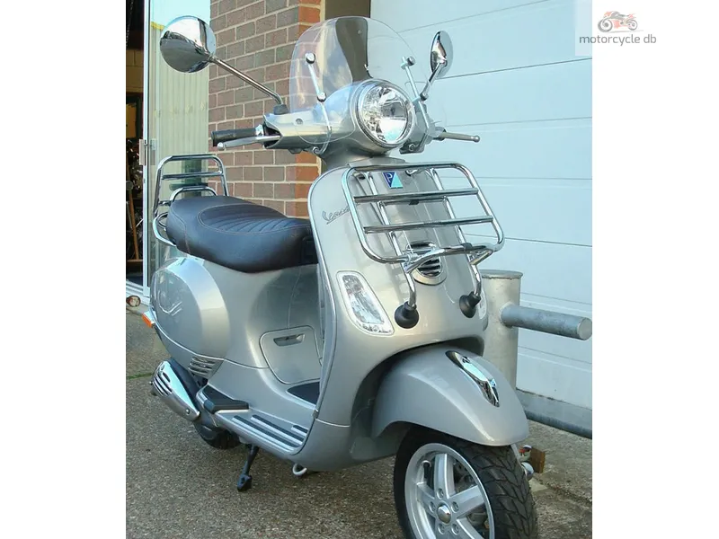 Genuine Piaggio Right Hand Grip For Vespa LX 50 2T/4T, LX 125 & LX 150 (2005-On) - CM083804